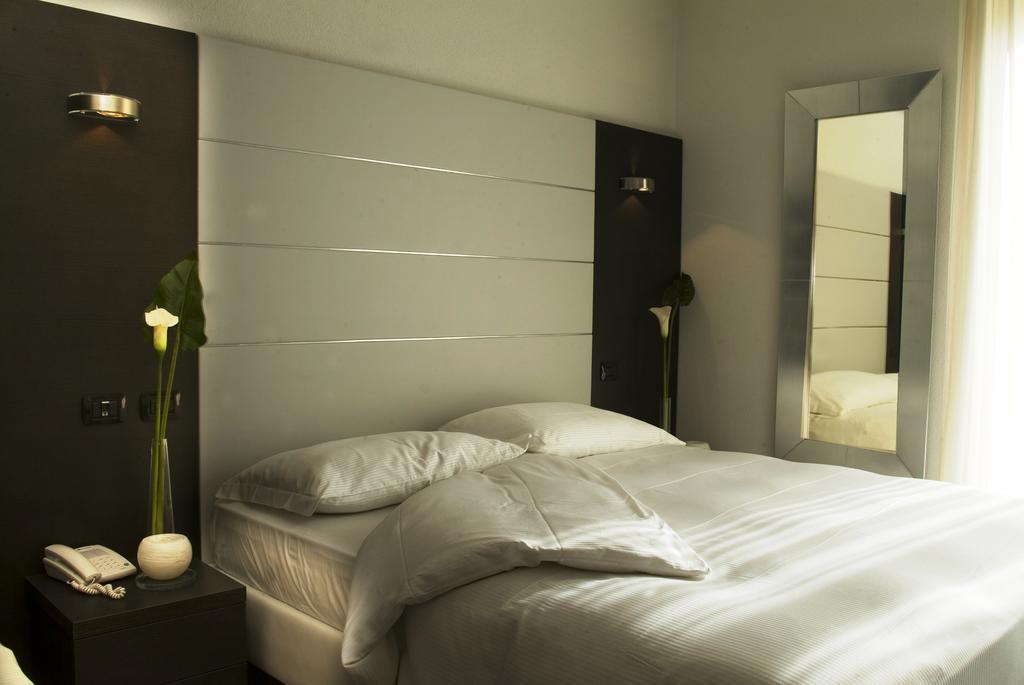 Hotel San Lorenzo Chiavenna Habitación foto